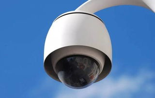 窗外惊现监控摄像头正对卧室，住户隐私谁来守护？